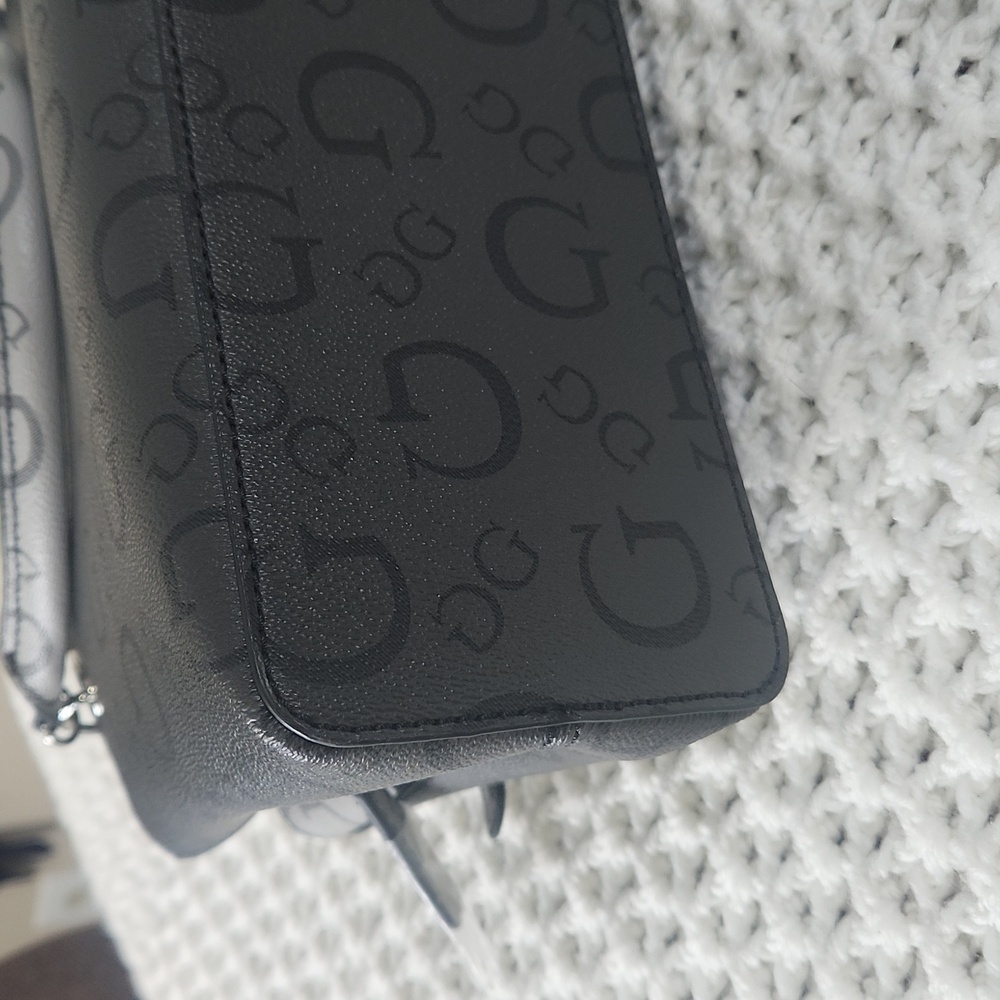 Guess shoulder or crossbody bag with 3 compartments with two snap closure and zi - Picture 6 of 11